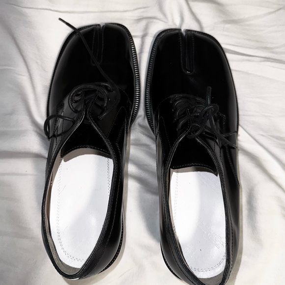 MAISON MARGIELA
Black Tabi Lace-Up Oxfords - Picture 3 of 13